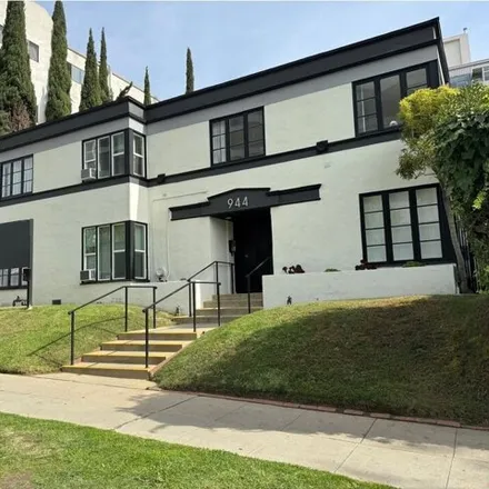 Buy this studio house on 944 Tiverton Avenue in Los Angeles, CA 90024