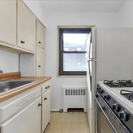 Image 6 - 160-56 17th Avenue, New York, NY 11357, USA - Apartment for sale