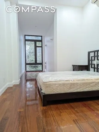 Image 4 - 952A Greene Avenue, New York, NY 11221, USA - House for rent