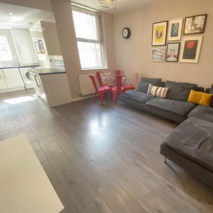 Rent this 6 bed townhouse on Romer Road in Liverpool, L6 6AW
