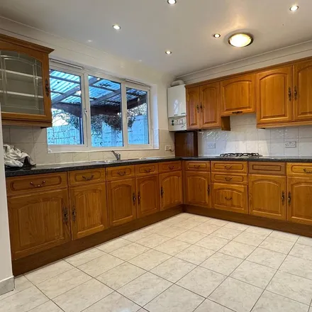 Image 3 - Mapleton Crescent, Enfield Wash, London, EN3 5RB, United Kingdom - Townhouse for rent