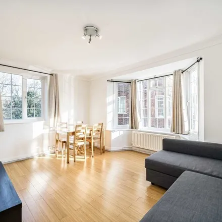 Rent this 3 bed apartment on Finchley Court in London, N3 1NH