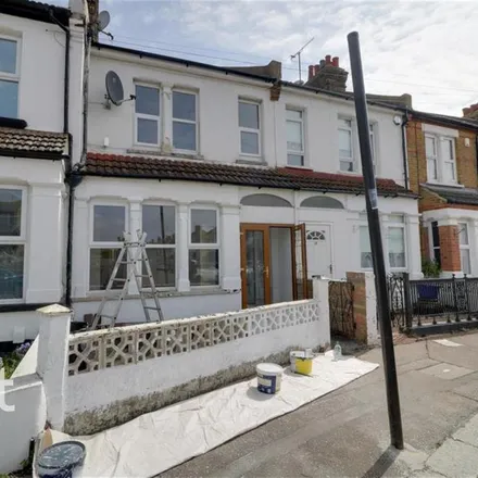Rent this 2 bed townhouse on Arnold Avenue in Southend-on-Sea, SS1 2TJ