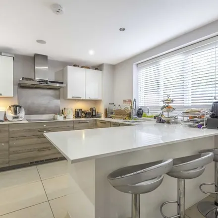 Rent this 4 bed apartment on Oakhurst Close in London, KT2 5LS