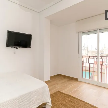 Rent this 6 bed room on carrer Poeta Miguel Hernàndez in 87, 03205 Elx / Elche
