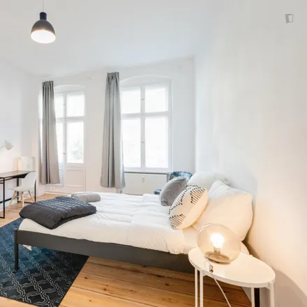 Rent this 3 bed room on Jane-Addams-Schule - Oberstufenzentrum Sozialwesen in Straßmannstraße, 10249 Berlin