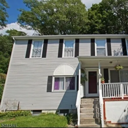 Rent this 3 bed house on 16 Michigan Trail in Hopatcong Hills, Hopatcong