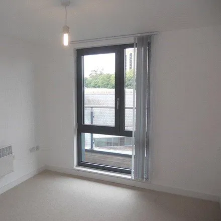 Image 4 - Queensway, Redhill, RH1 1TY, United Kingdom - Apartment for rent