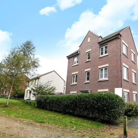 Rent this 4 bed duplex on Pheasant View in Bracknell, RG12 8AR