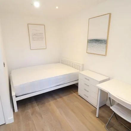 Image 5 - 142 Stepney Way, St. George in the East, London, E1 3BG, United Kingdom - Apartment for rent