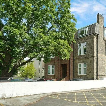 Buy this 3 bed apartment on Cedars Road in Londres, London