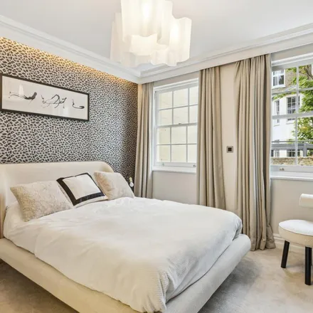 Rent this 5 bed apartment on 12 Queen's Gate Mews in London, SW7 5QJ