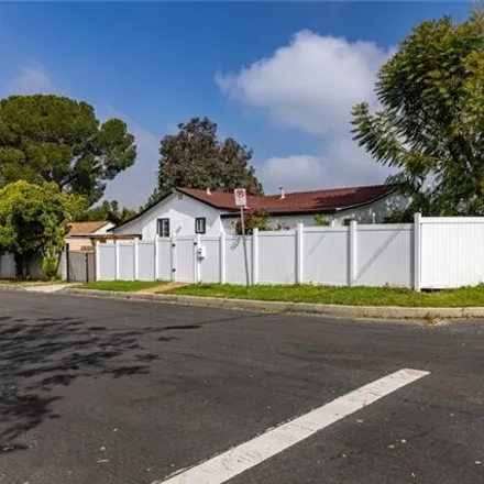 Image 2 - 8199 Kyle Street, Los Angeles, CA 91040, USA - House for sale