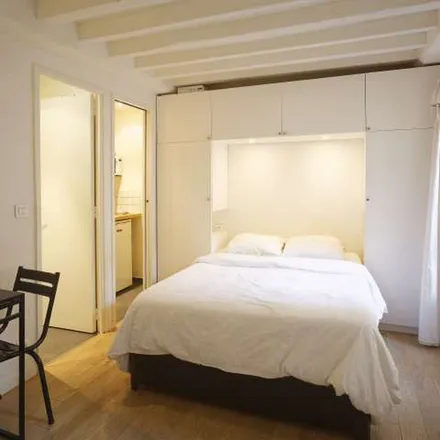 Image 6 - 8 Place Marguerite de Navarre, 75001 Paris, France - Apartment for rent