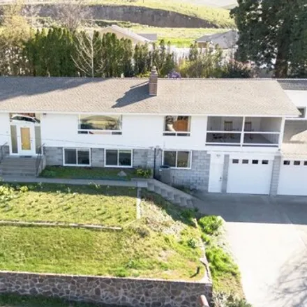 Buy this 6 bed house on 585 Myrtle Avenue in Prosser, WA 99350