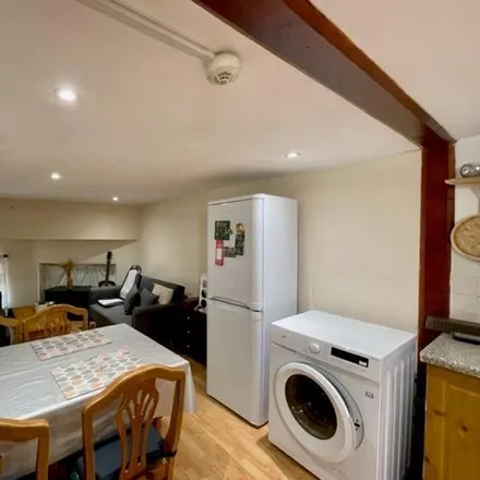 Image 5 - West Hampstead Station, West End Lane, London, NW6 2LX, United Kingdom - Apartment for rent