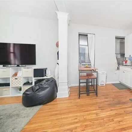 Image 3 - 364 W 36th St Apt 1B, New York, 10018 - Apartment for rent