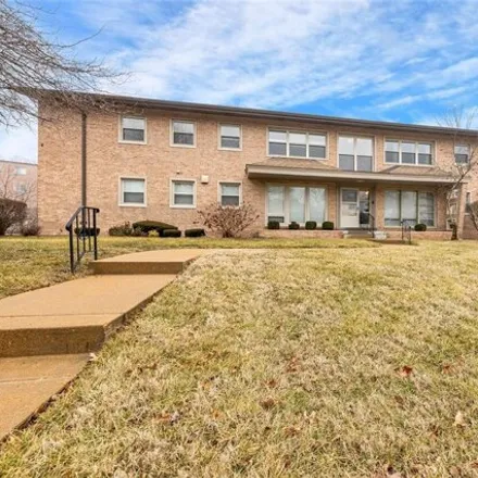 Buy this 2 bed condo on 41 Delcrest Court in University City, MO 63124