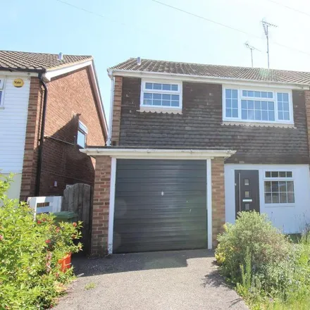 Rent this 3 bed duplex on Kingley Close in Wickford, SS12 0EW