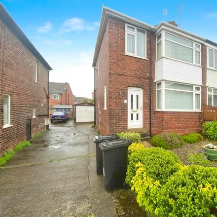 Buy this 3 bed duplex on Prince Edward Road in Leeds, LS12 6LD