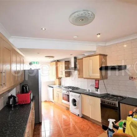 Image 4 - Dawlish Drive, Loxford, London, IG3 9DQ, United Kingdom - Apartment for rent