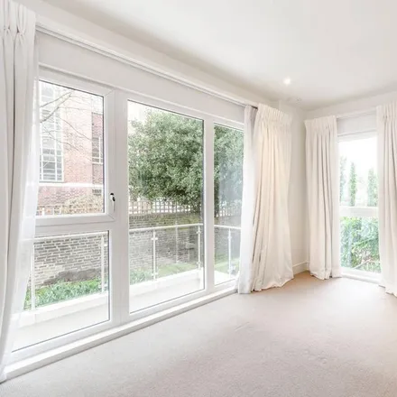 Rent this 2 bed apartment on Oakhill Park in 5 Oakhill Road, London