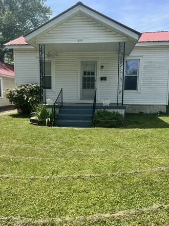 Buy this 3 bed house on 553 West Moore Street in Tullahoma, TN 37388