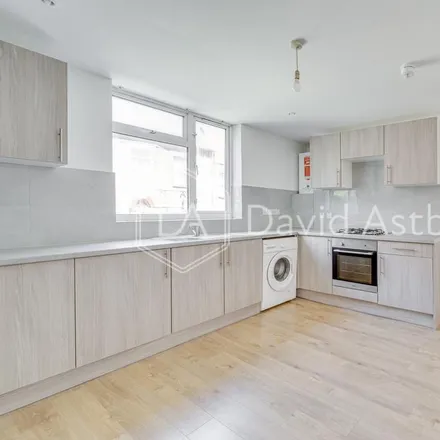 Rent this 5 bed townhouse on Chapel Way in London, N7 6RT
