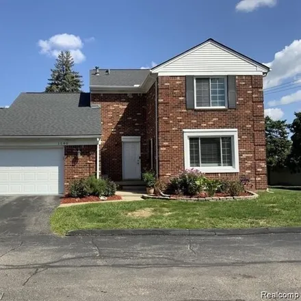 Buy this 3 bed townhouse on 1548 Georgetown Drive in Bloomfield Township, MI 48304