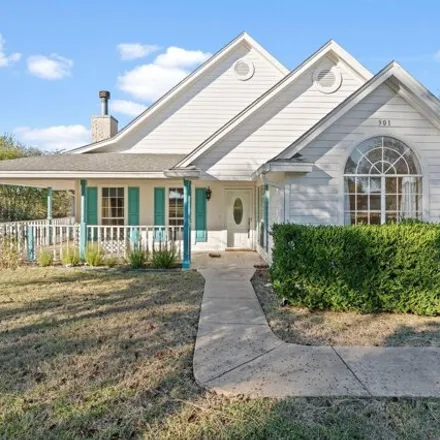 Rent this 3 bed house on 901 Spinner Rd in Texas, 75115