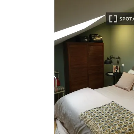 Rent this 2 bed room on Parque Infantil de Cervantes in Alameda dos Capitães de Abril, 4050-289 Porto