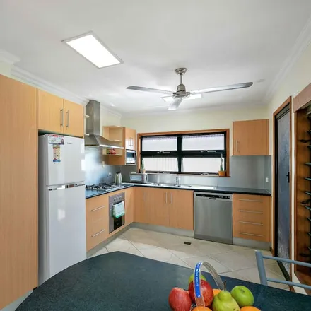 Image 2 - Cairns Street, Dingo QLD, Australia - House for rent