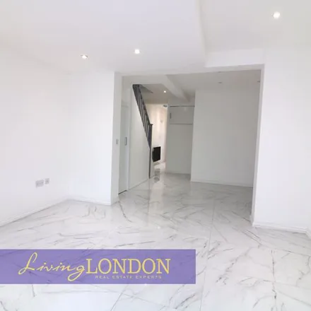 Image 3 - Town Road, Lower Edmonton, London, N9 0RR, United Kingdom - Townhouse for rent