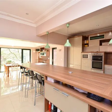 Rent this 6 bed duplex on Shaftesbury Avenue in Leeds, LS8 1DR