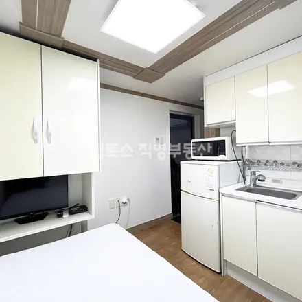Rent this studio apartment on 서울특별시 서초구 반포동 742-19