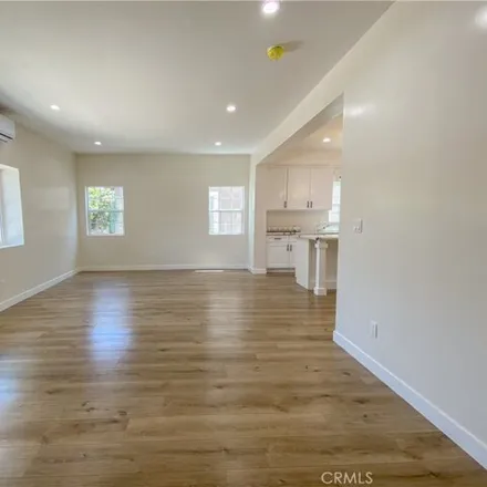 Image 6 - 116 East 47th Place, Los Angeles, CA 90011, USA - House for sale