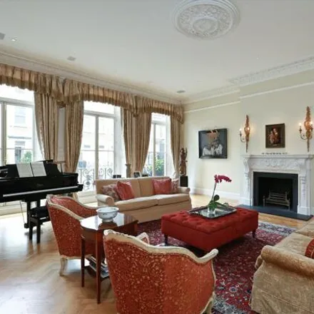 Rent this 5 bed duplex on 10 Earl's Court Square in London, SW5 9DP