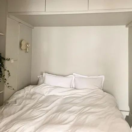 Rent this 2 bed apartment on Dala Antiktjänst in Dalagatan, 113 24 Stockholm