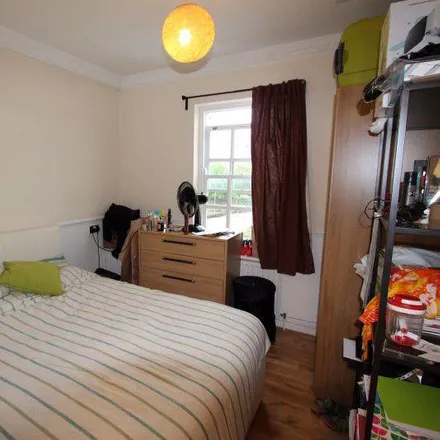 Image 4 - Currys, 123 Mile End Road, London, E1 4AB, United Kingdom - Apartment for rent