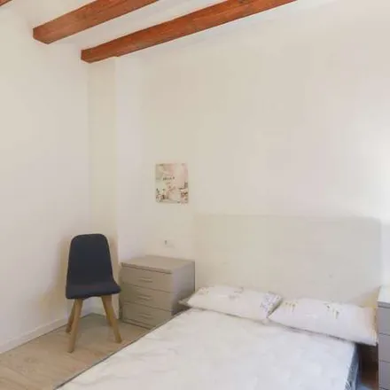 Rent this 5 bed apartment on Snack Bags in Carrer d'Avinyó, 21
