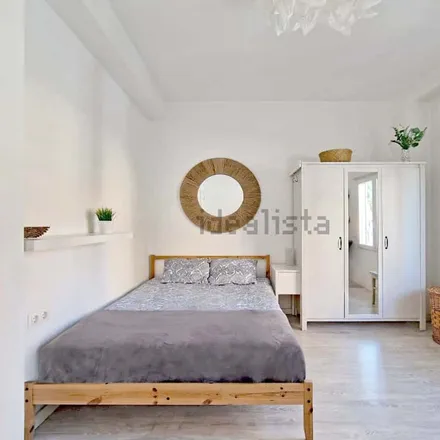 Rent this 4 bed room on Avinguda de Peris i Valero in 46006 Valencia, Spain