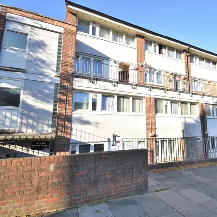 Rent this 3 bed apartment on Robert Street in Glyndon, London