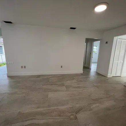 Image 9 - 11301 Peachtree Drive, Courtly Manor, Miami-Dade County, FL 33161, USA - Apartment for rent