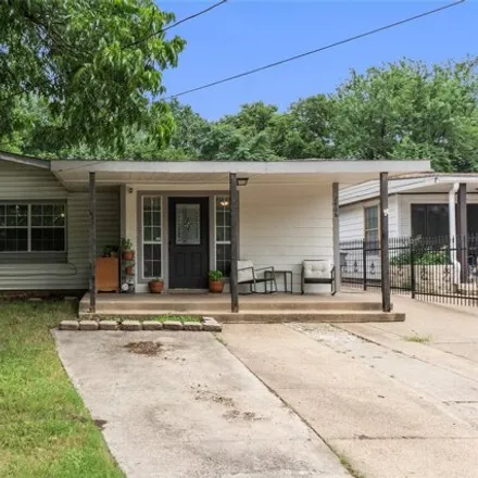 Buy this 2 bed house on 2410 South Franklin Street in Dallas, TX 75233