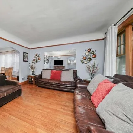 Image 4 - 6417 South Tripp Avenue, Chicago, IL 60629, USA - House for sale