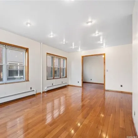 Image 4 - 21-62 24th Street, New York, NY 11105, USA - House for sale