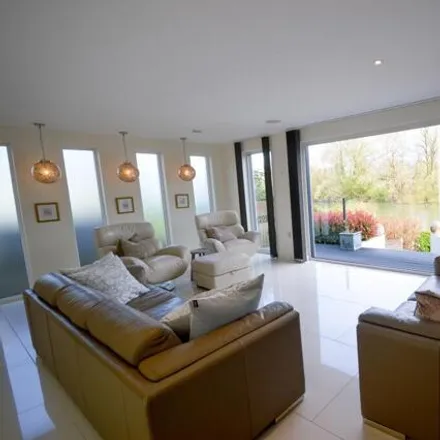 Image 3 - Waterfront, Russell Road, Shepperton, TW17 9HZ, United Kingdom - House for sale