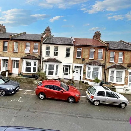 Rent this 3 bed townhouse on Hainault Avenue in Southend-on-Sea, SS0 9DA