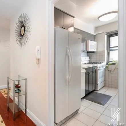 Image 2 - 93-02 34th Avenue, New York, NY 11372, USA - Apartment for sale