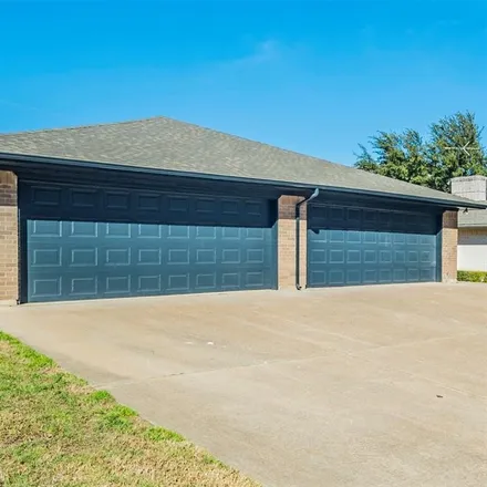Rent this 2 bed duplex on 6454 Waverly Way in Fort Worth, TX 76116